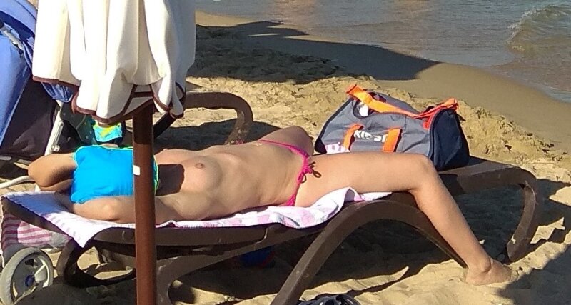 公共のビーチでトップレス picture