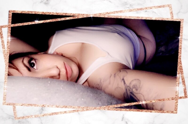 mükemmel göğüsleri ile seksi dövmeli esmer picture