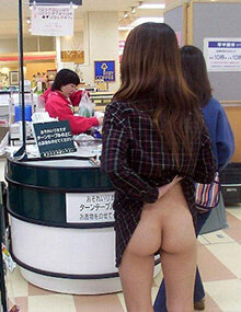 Japanese milf show herself in public picture
