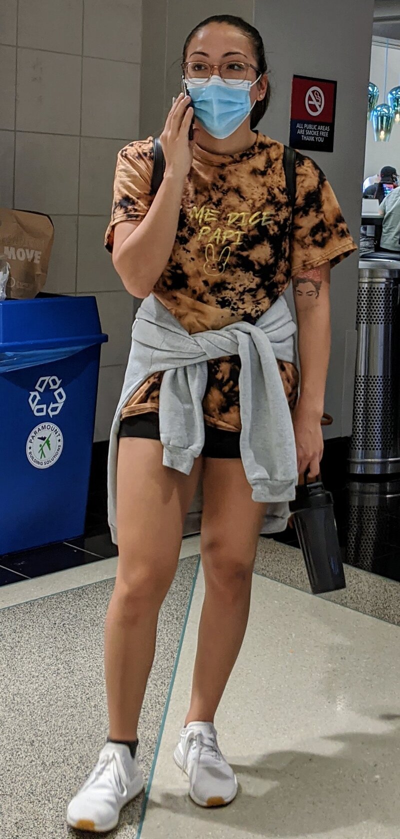 空港でヤクをしている間、女性はクリーパーに注意を払わない picture