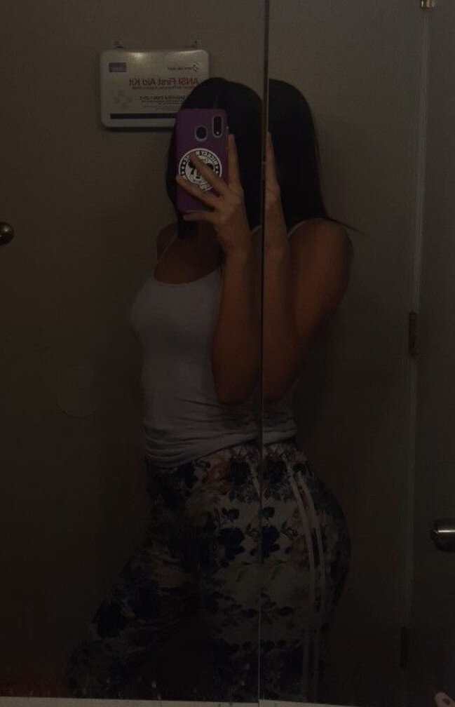 그녀는 작은 가슴을 가지고 있지만 큰 엉덩이 picture