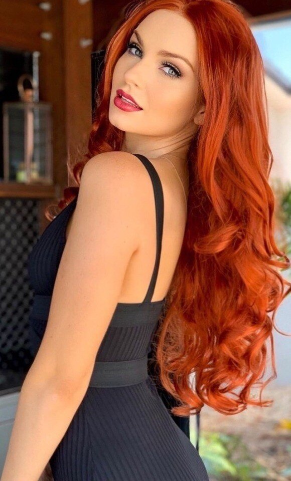 Çarpıcı kızıl saçlı. picture