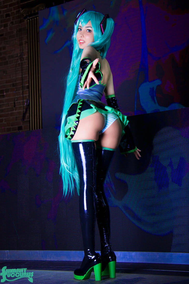 SwimsuitSuccubusによるこの初音ミクコスプレはホットAFで非常にNSFWです picture