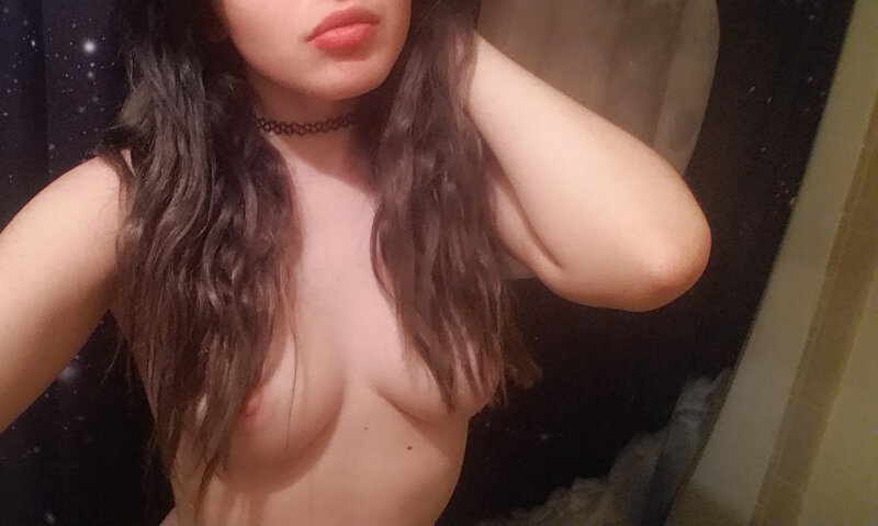 Naked self-shot with cute lips picture