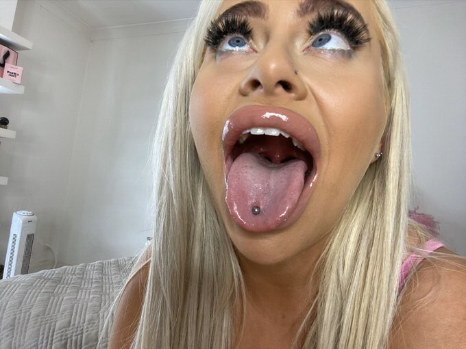 Tanned blonde bimbo doing ahegao picture