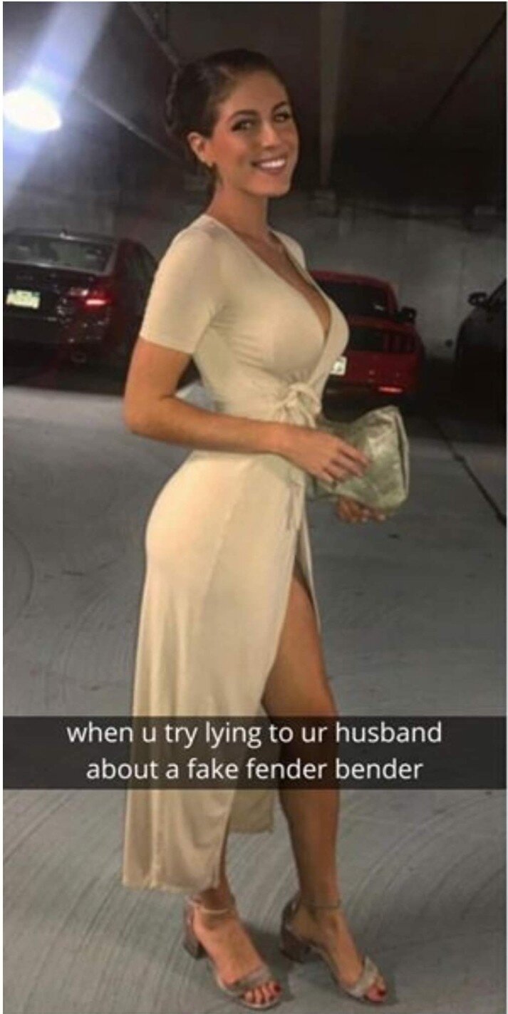 タイトなドレスを着たブルネットのベイビー picture