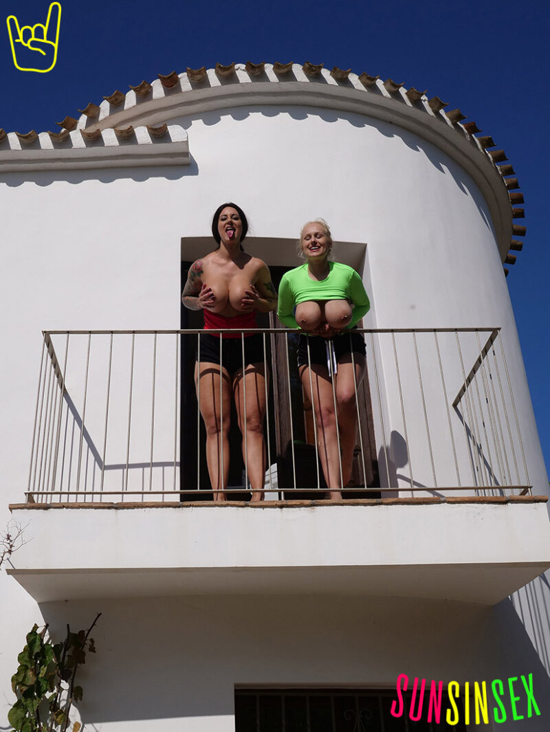 Mallarını gösteren iki kıvrımlı büyük memeli babes! picture