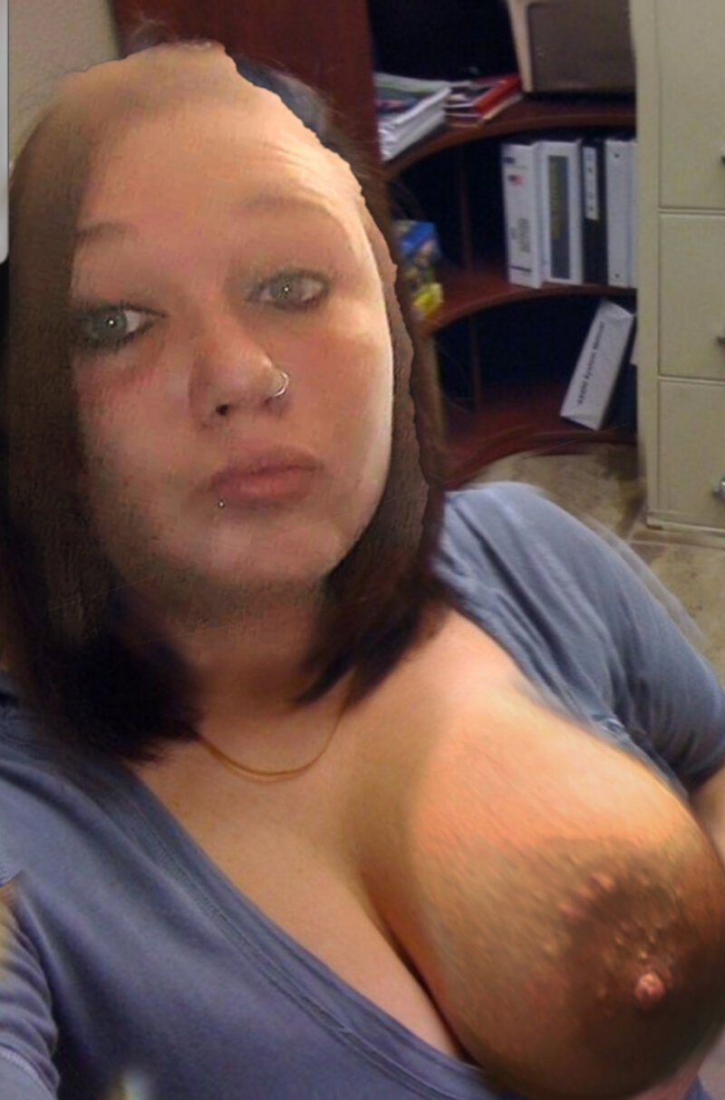 Ashley Wolfe'dan büyük göğüs flaşı picture
