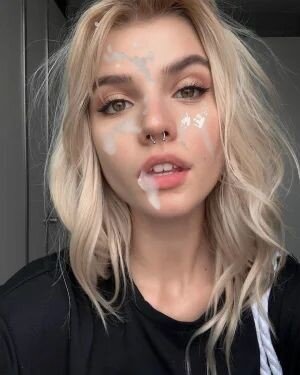 鼻环金发女郎射液 picture