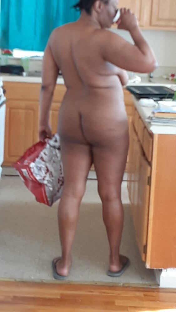 台所で裸の戦利品黒檀の母親 picture