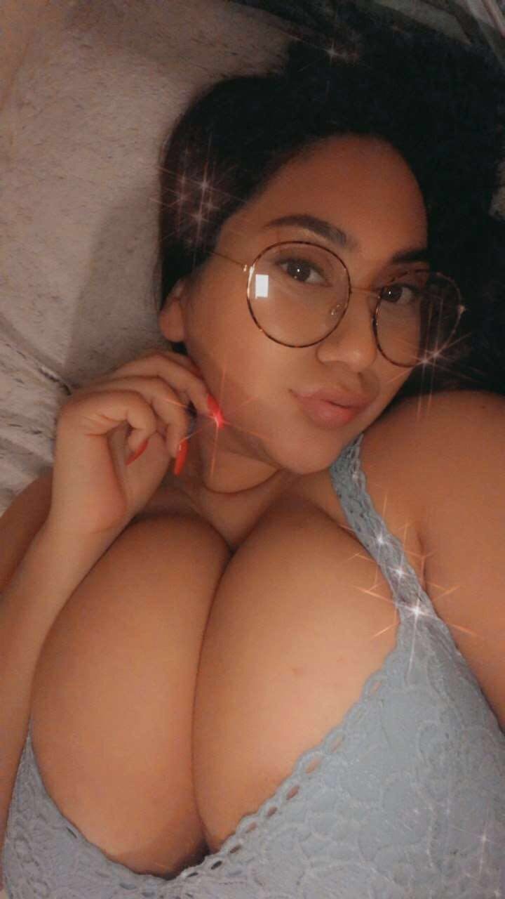 거대한 가슴과 호색한 창녀 picture