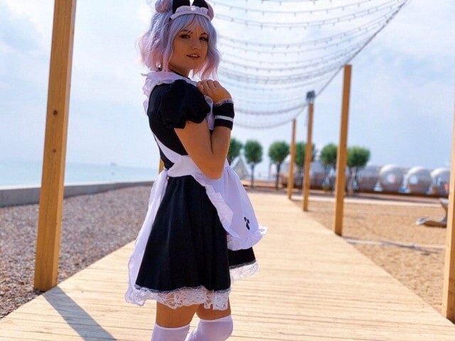 Natsumi en costume Cosplay se promène picture