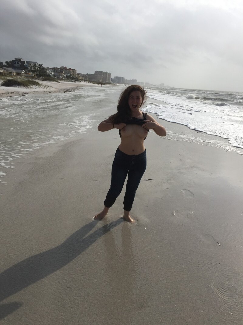 해변에서 깜박이는 여자 친구 1 picture