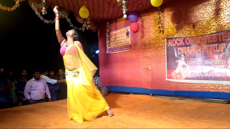 最もロマンチックなインドの歌の先端の先端バラパニで踊るホットでセクシーなインドのベイビー picture