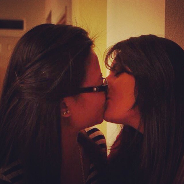 十代の若者たちにキスする picture