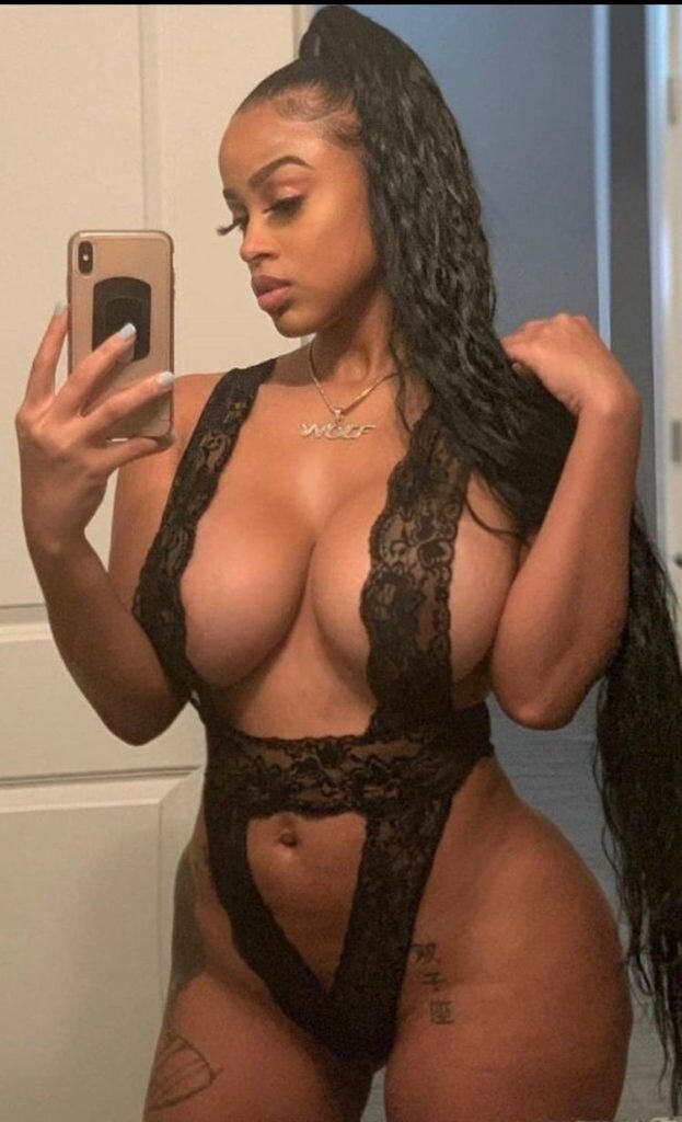 Black ebony in sexy lingerie take a selfshot picture