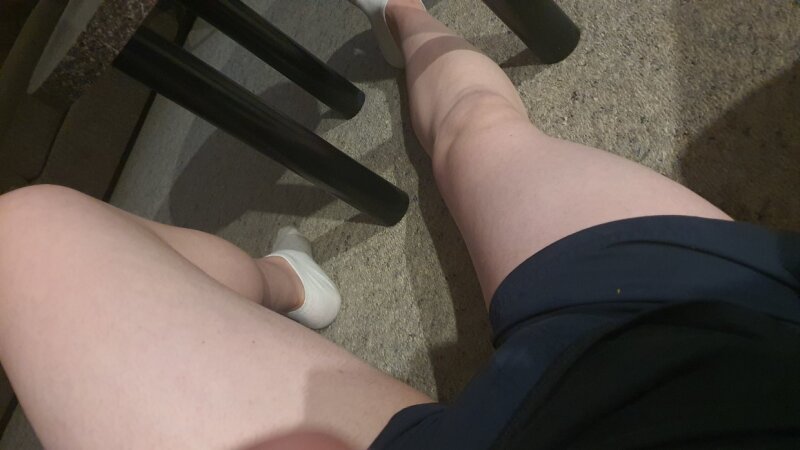 Sadece bir çift bacak .... Siklerim düz olan kadar sert picture