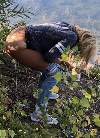geile Milf schifft ım Highsquat picture