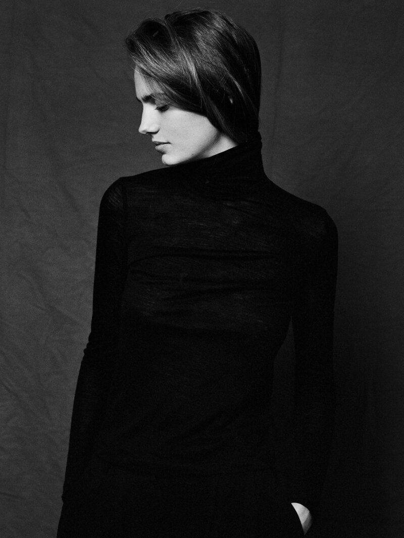 Güzel koyu saçlı model picture