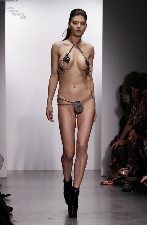 2013 런던 패션 위크에서 Pam Hogg 누드 패션쇼. picture