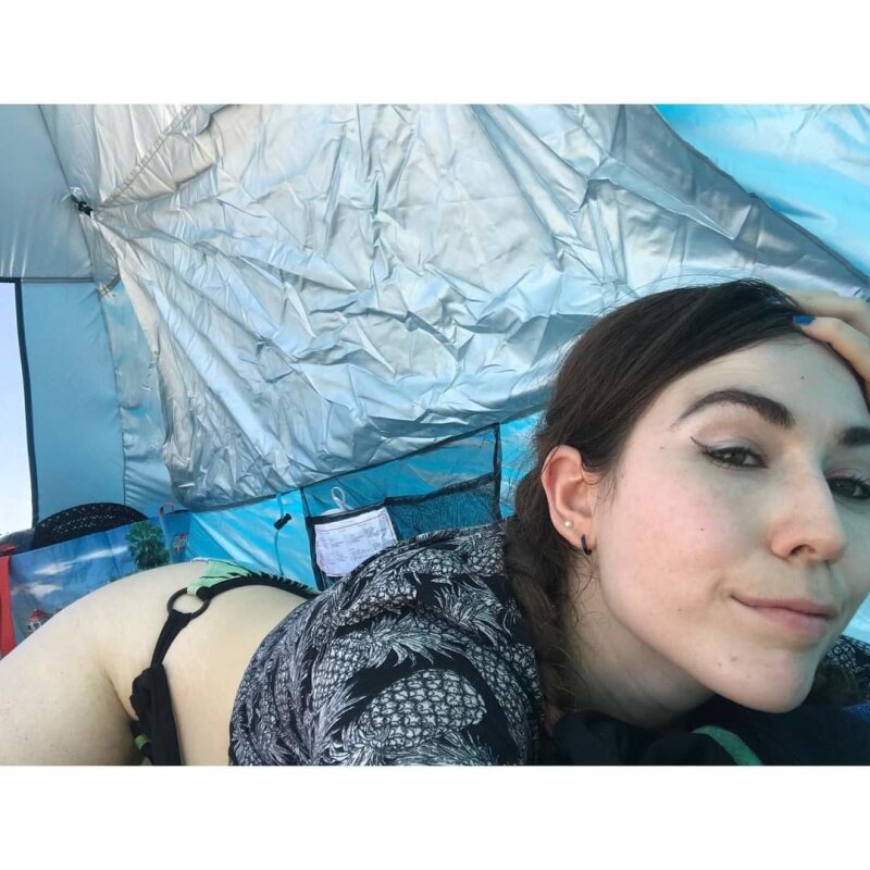 비키니 하의 섹시한 갈색 머리 picture