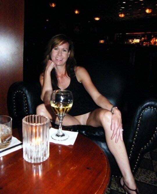 Arkadaşım tuvalete gitti ve eşi sessizce aklından geçenleri bana bildirdi. picture