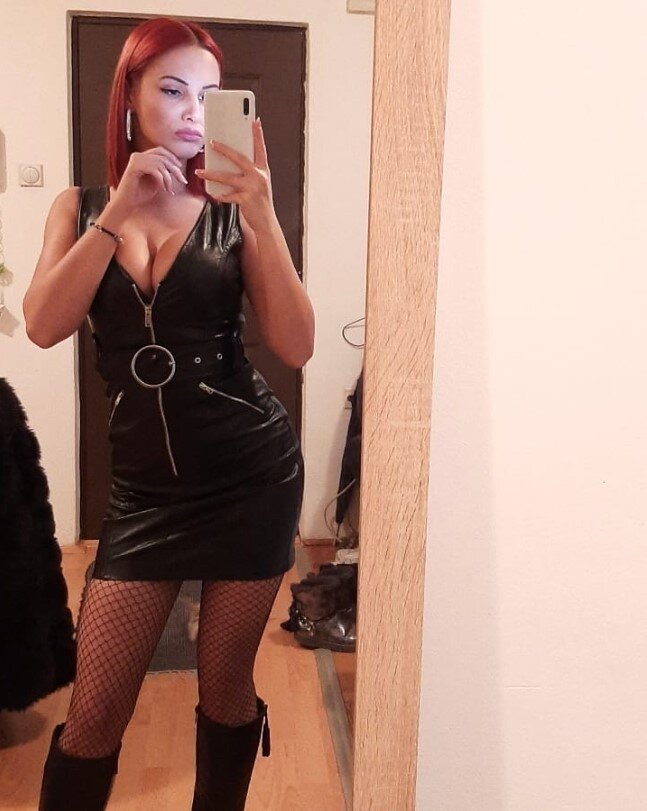 皮革红发女郎 picture