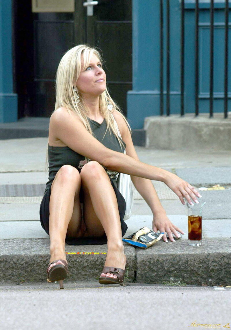 Abi Titmuss (no panty upskirt) picture