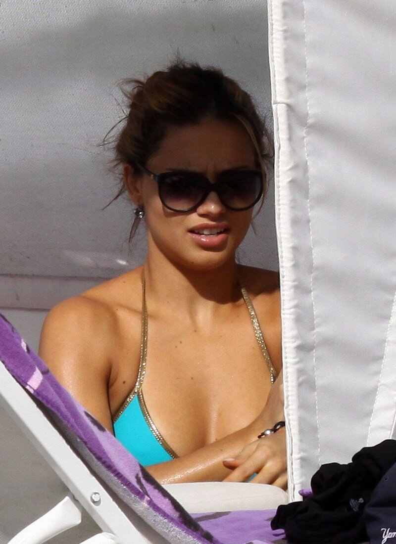 Adriana Lima Sexiness Spotted At The Beach In Miami picture