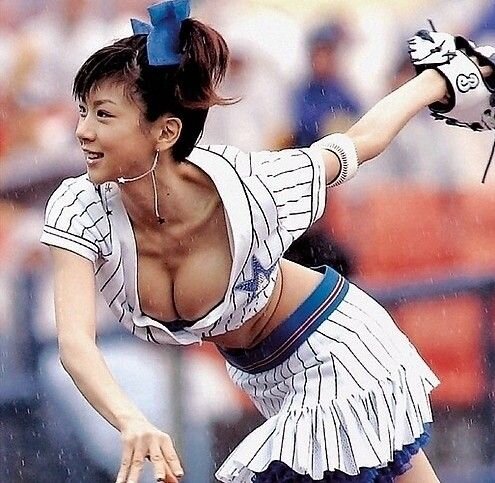 Aki Hoshino First Baseball Pitch picture