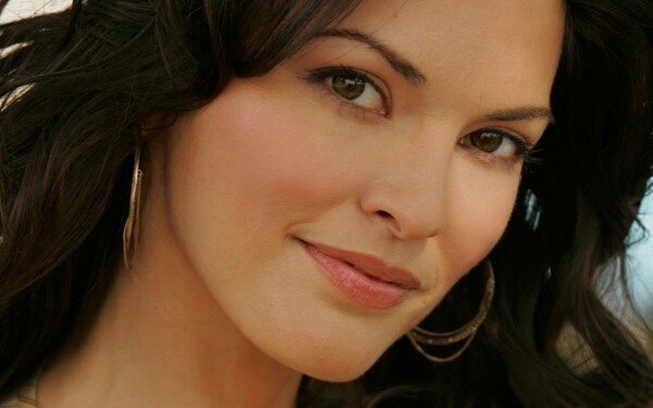 Alana De La Garza picture