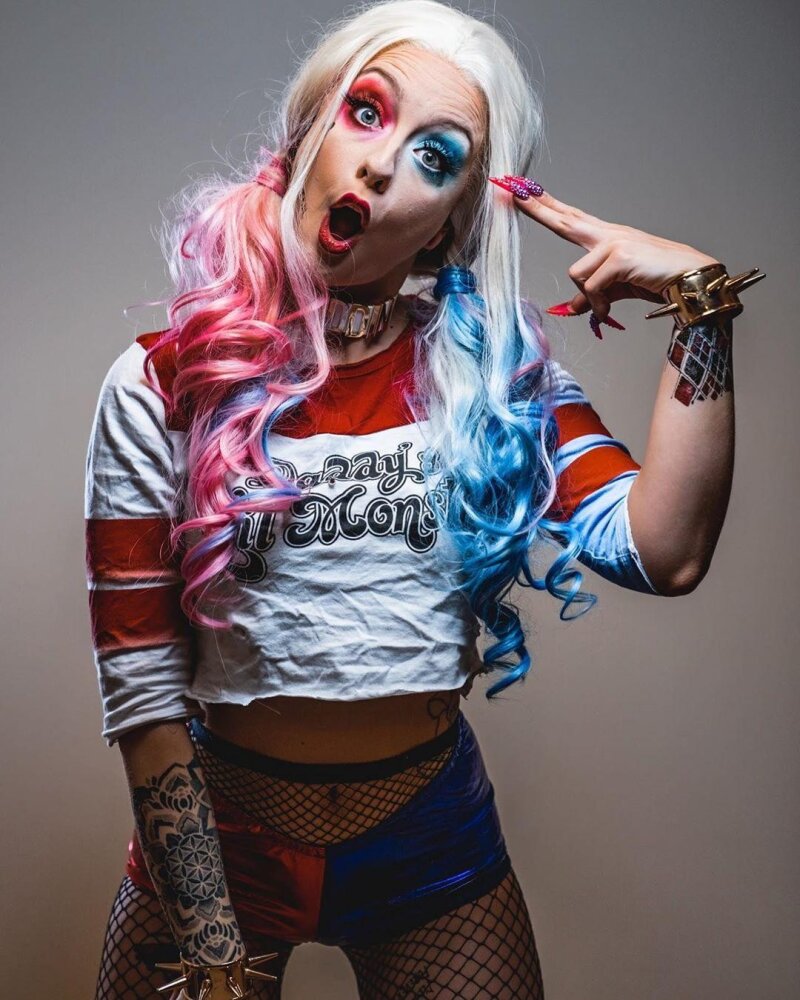 Alessa Savage dressed as Harley Quinn picture