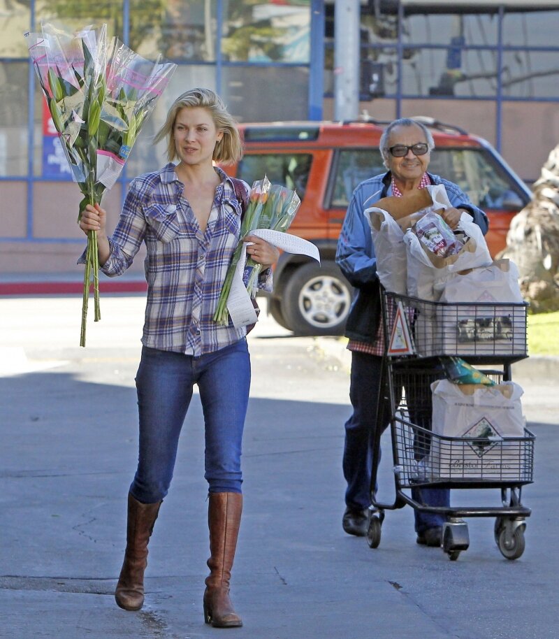 Ali Larter Leaving Bristol Farms Wearing Tight Jeans picture