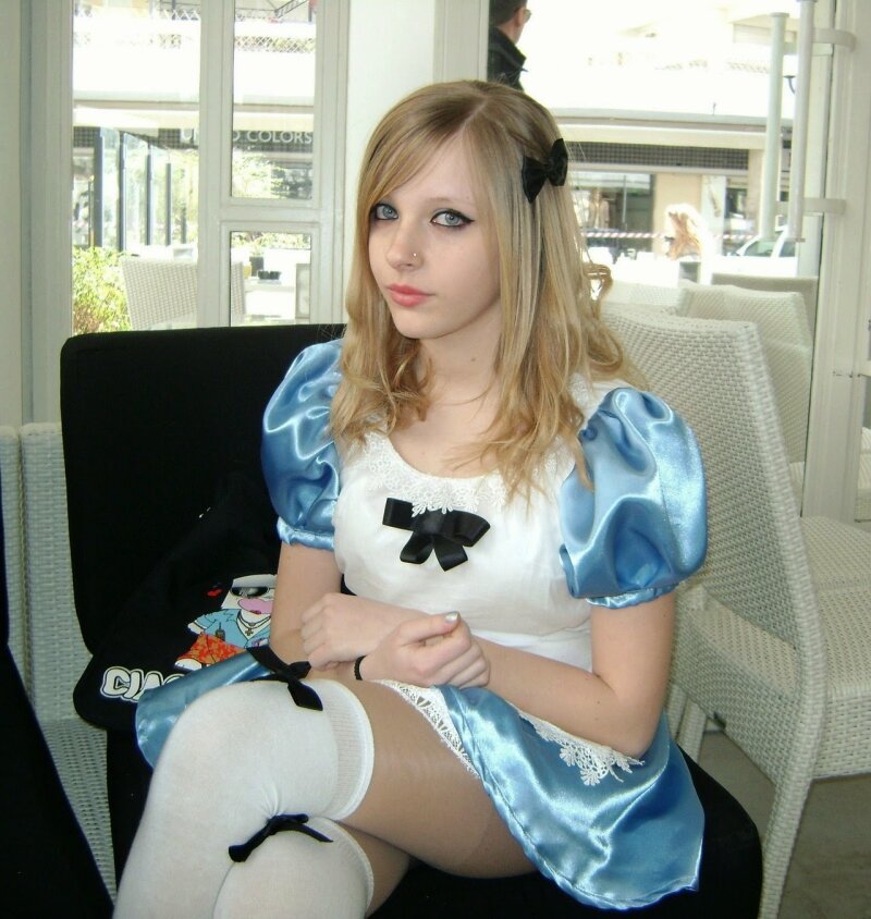 alice in wonderland costume picture