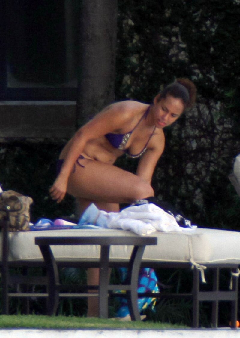 Alicia Keys Sexy Bikini Candids By The Pool In Miami picture