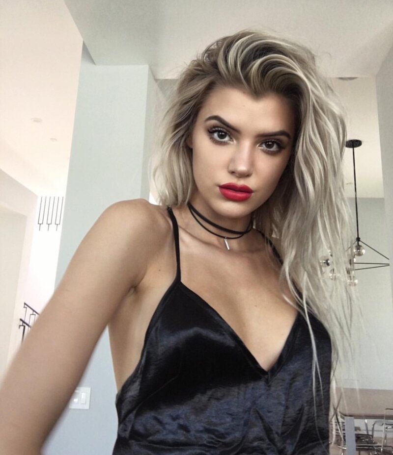 Alissa Violet is looking sexy as hell with big boobs in black top picture