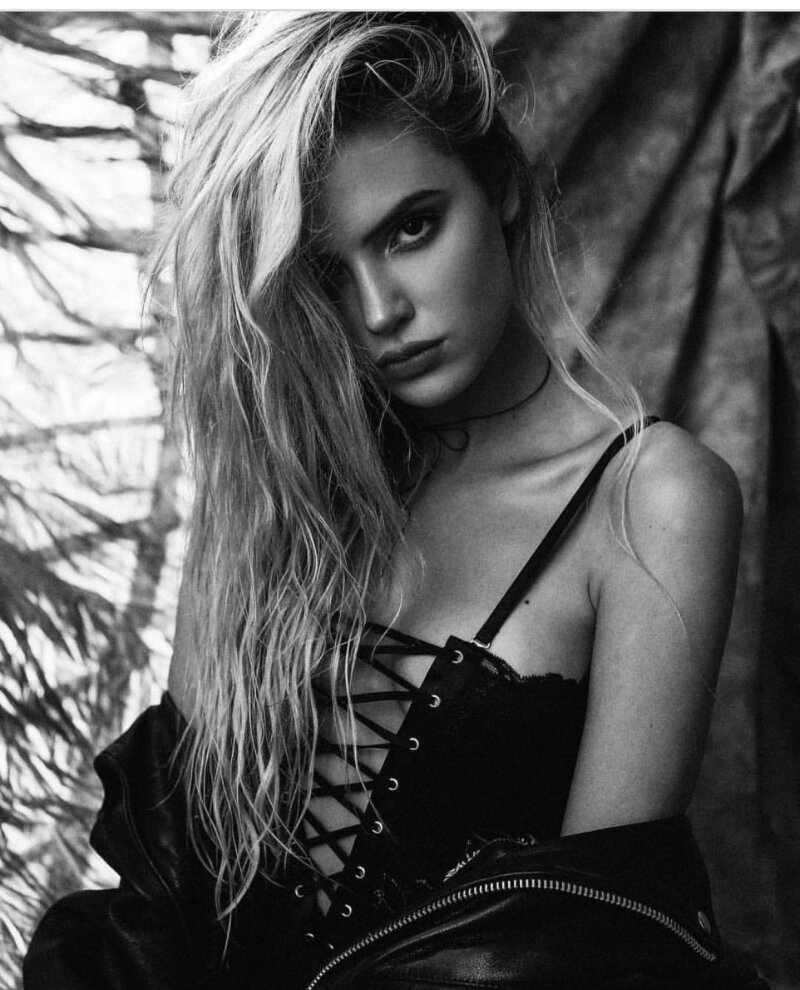 Alissa Violet is looking sexy as hell with big boobs in black top picture