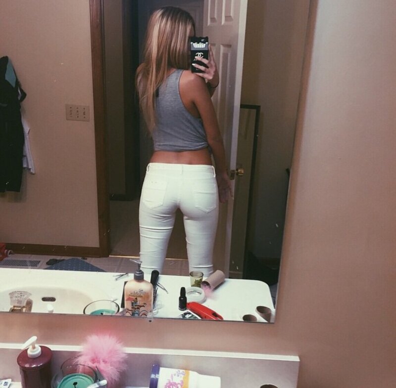 Alissa Violet is looking sexy as hell with a big ass in white pants picture