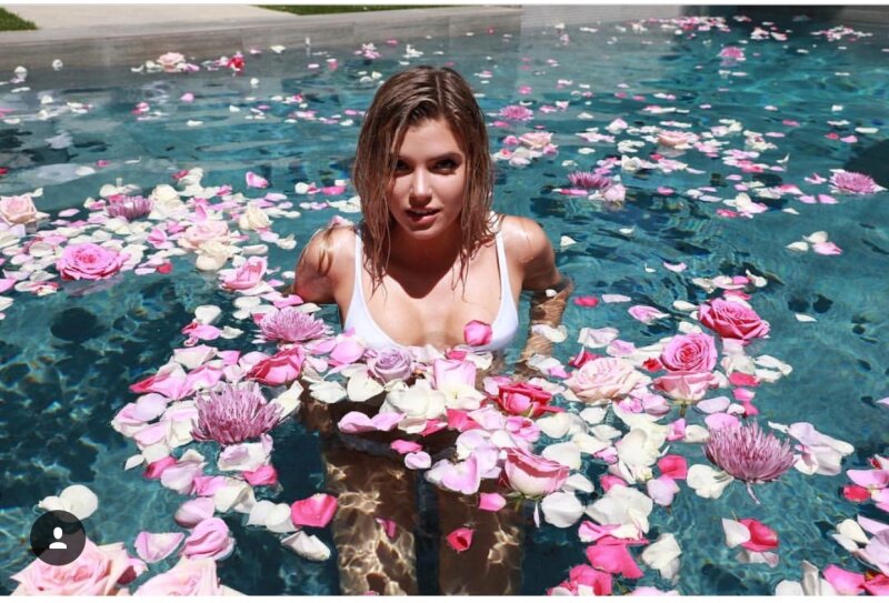 Alissa Violet is looking sexy as hell in white bikini in the pool picture