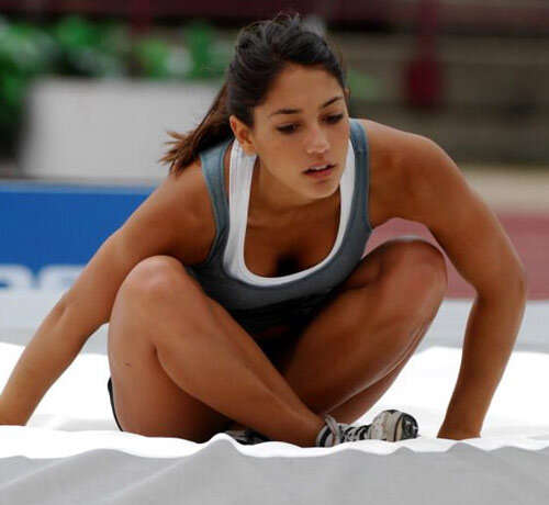 Allison Stokke cleavage picture