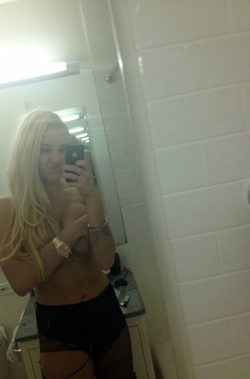 Amanda Bynes Expose Her Big Boobs on Homemade Selfshot Pics picture