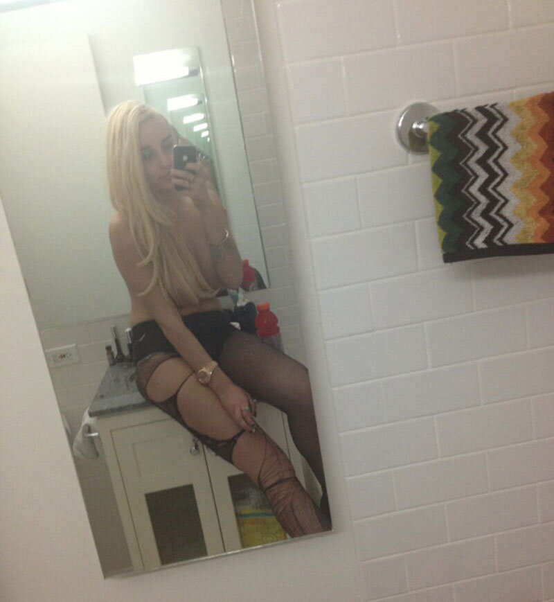 Amanda Bynes Re-Tweets Pics, This Time Topless picture