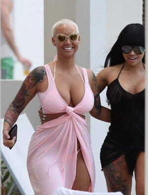 Amber Rose and entourage strolling around the Fontainebleau Hotel in Miami Beach picture
