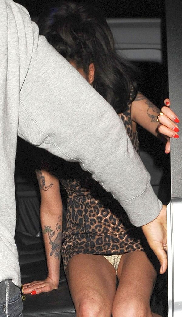 Amy Winehouse Panty Upskirt picture