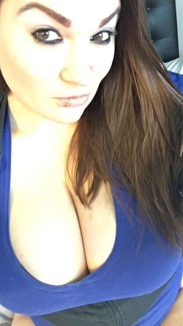 Sandra Venus is electric blue cleavage - bblue fota picture