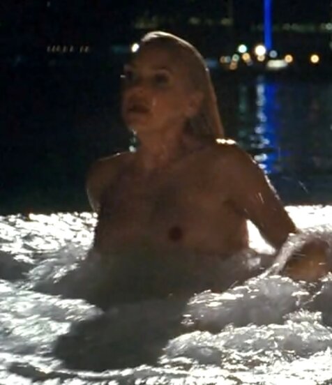 Anna Faris shows her boobs in a movie. picture