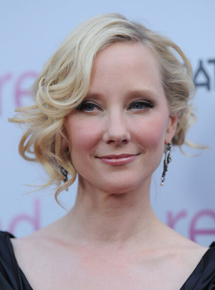 Anne Heche - 5/69 -5'5''- 32C-24-30''- 115lbs - 9-Shoe, MILF @ Spread Premier - Yum! Yum! picture