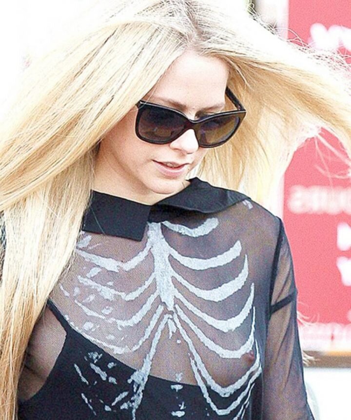 Avril Lavigne Nipple Slip picture