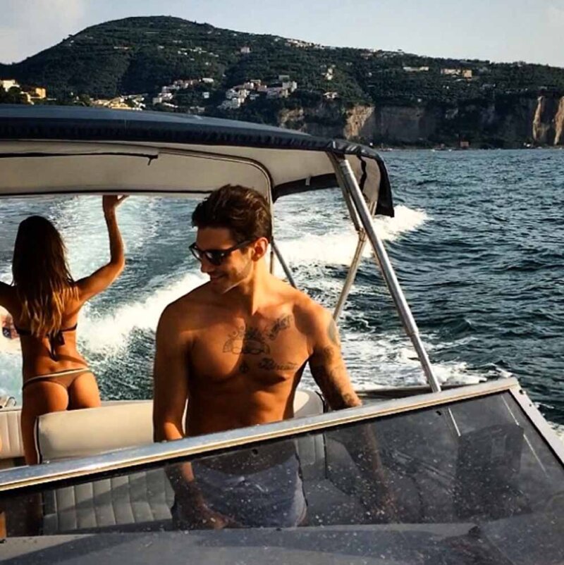 Belen Rodriguez and Stefano De Martino, holidays kiss ... and super hot picture