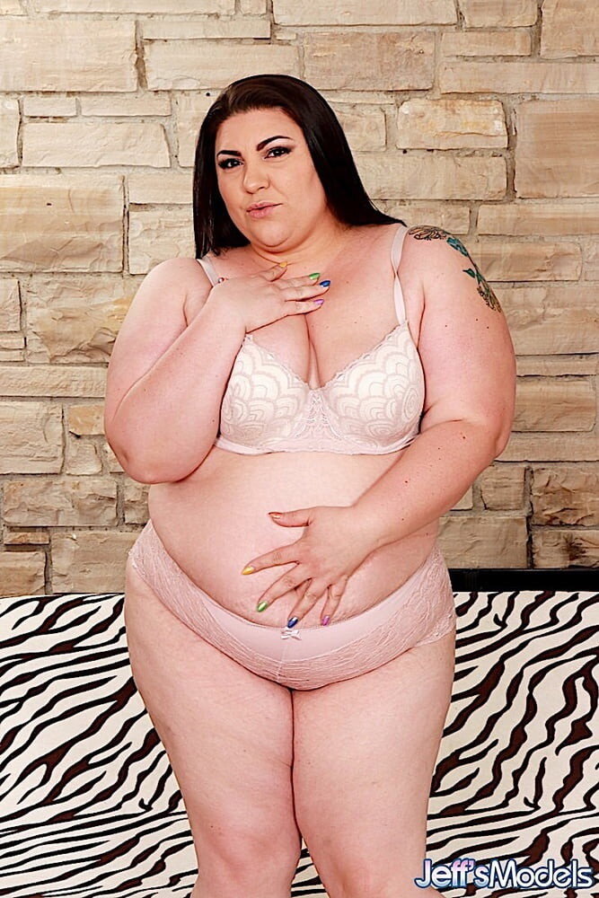 Brunette plumper Bella Bendz wearing sexy lingerie picture